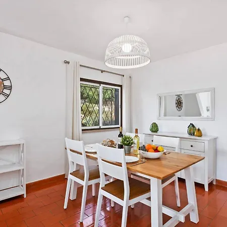 Villa Emilio Pequena By *